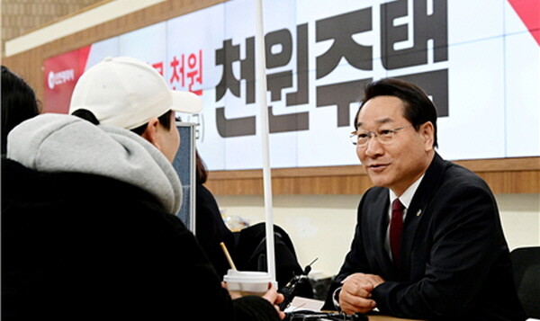 유정복 인천시장이 16일 시청 중앙홀에서 천원주택 예비입주자 접수를 받고 있다. 사진=인천시 제공
