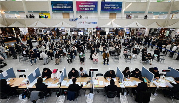 16일 시청 중앙홀에서 천원주택 예비입주자 접수를 받고 있다. 사진=인천시 제공