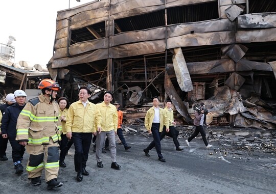 이재명 대통령이 3월 21일 대전 대덕구 안전공업 건물의 대형 화재 현장을 찾아 피해 상황을 점검하고 있다. 사진=연합뉴스
