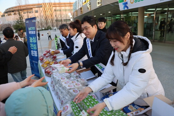 농심천심 Day 농축산물 나눔행사 장면. 사진=경남농협 제공