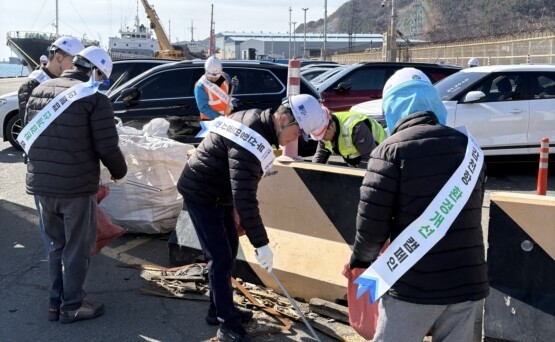 환경개선 활동 장면. 사진=부산항만공사 제공