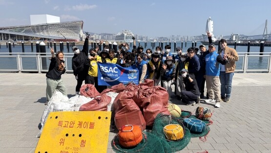 수중환경 정화활동 이후 가진 기념촬영 모습. 사진=부산항만공사 제공