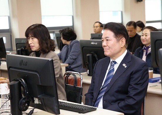 최대호 안양시장이 실무진과 함께 AI 업무비서 활용 교육을 받고 있다. 사진=안양시 제공
