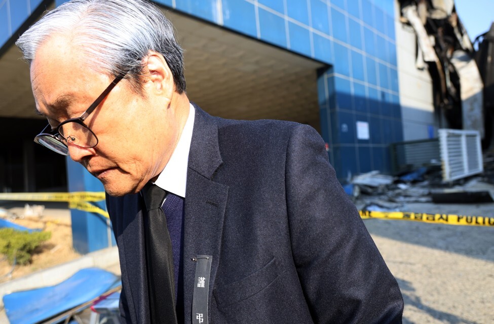 대형 화재로 74명의 사상자가 발생한 대전 안전공업의 손주환 대표이사가 23일 오후 합동 감식과 압수수색이 진행 중인 안전공업 본사를 떠나고 있다. 사진=연합뉴스