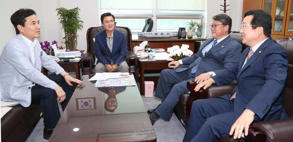 2016년 친박계 긴급대책회의 당시 참석자들. 왼쪽부터 김진태 강원지사, 김태흠 충남지사, 조원진 전 의원, 이장우 대전시장. 사진=박은숙 기자