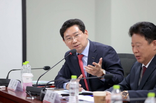 이상일 용인특례시장이 25일 국회 의원회관에서 열린 토론회에서  수도권정비계획법의 전면 개정을 촉구하고 있다. 사진=용인시 제공