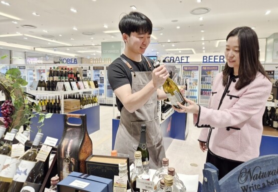 롯데백화점 부산본점을 찾은 고객이 주락펴락 주류 페스티벌에서 희귀 위스키와 프리미엄 와인을 시음하고 있다. 사진=롯데백화점 제공