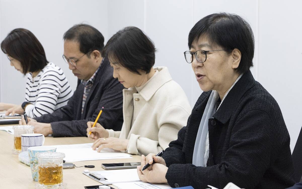 보건복지부가 지난 22일 정은경 장관(오른쪽) 주재로 위기 가구 사망 사건 관련 긴급 점검회의를 개최했다. 사진=보건복지부 제공