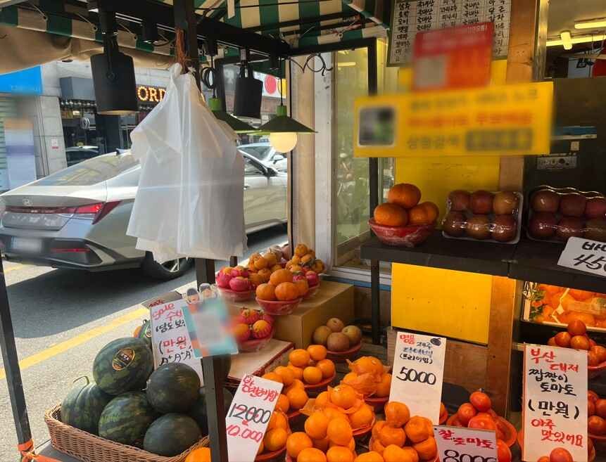 3월 25일 강서구 화곡동 시장의 한 과일가게. 가게 주인 상인은 지금은 괜찮지만 앞으로 비닐 가격이 오르면 손해가 불가피하다며 불안감을 토로했다. 사진=한승구 기자