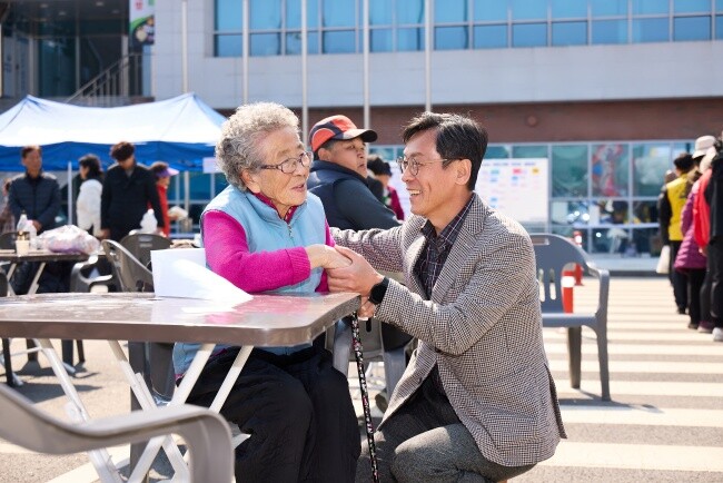 조규관 예비후보가 지역 행사장에서 어르신과 이야기를 나누며 민심을 청취하고 있다.사진제공=조규관 예비후보