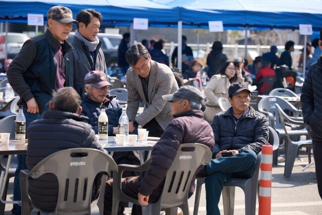 지역 현안에 대한 의견을 청취하고 있는 모습.사진제공=조규관 예비후보