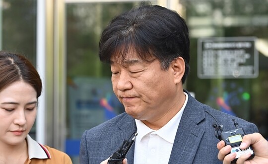 2025년 7월 양문석 당시 더불어민주당 의원이 특정경제범죄가중처벌법상 사기 혐의에 대해 항소심에서도 징역 1년 6월에 집행유예 3년을 선고 받고 수원고법을 나오고 있다. 사진=연합뉴스