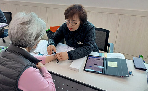경산시가 AI·IoT기반 어르신 건강관리사업을  본격 운영한다. 사진=경산시 제공