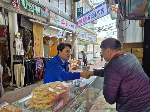 김지호 민주당 성남시장 예비후보가 공천배제 결정이 취소된 26일 성남시 상대원시장을 찾아 상인들과 인사하고 있다. 사진=김지호 예비후보측 제공