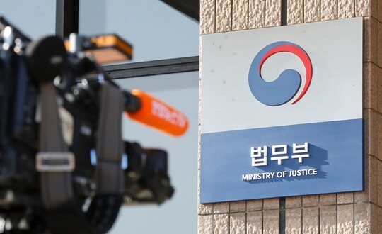 2025년 기준 보호관찰관 1인당 전자감독 대상자는 21.6명으로 최근 5년 새 가장 많았다. 법무부는 “지난해 1 : 1 전담 인력 61명을 증원했고, 올해도 관계부처와 협의해 인력 증원을 지속적으로 추진할 계획”이라고 밝혔다. 사진=박정훈 기자