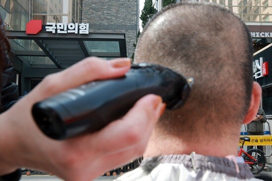 3월 23일 국민의힘 중앙당사 앞에서 포항바로세우기실천운동본부 회원이 포항시장 예비경선 결과에 항의하며 삭발하는 장면. 사진=연합뉴스