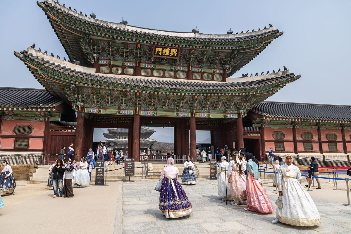 외국인 관광객들이 한복을 차려 입고 경복궁을 둘러보고 있다. 사진=최준필 기자