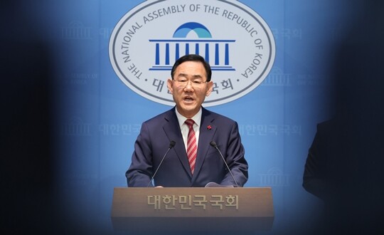 국민의힘 대구시장 후보 경선에서 컷오프된 주호영 의원이 3월 26일 국회 소통관에서 기자회견을 열고 법원에 공천배제결정 효력정지 가처분 신청을 낸 사실을 밝히고 있다. 사진=박은숙 기자