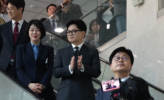 한동훈 국민의힘 전 대표가 3월 20일 국회 소통관에서 김종혁 전 최고위원의 가처분 인용 기자회견을 지켜 본 뒤 함께 기자회견장을 나서고 있다. 사진=박은숙 기자