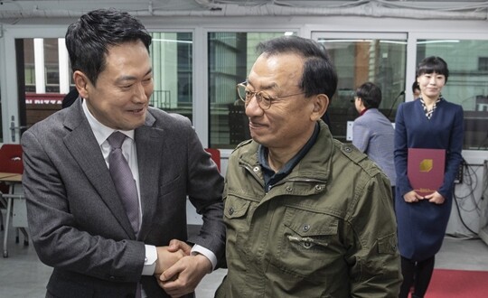 국민의힘 장동혁 대표와 이정현 공천관리위원장이 2월 23일 서울 여의도 중앙당사에서 열린 6·3 지방선거 중앙당 공관위 공천 혁신 서약식에서 악수를 나누고 있다. 사진=연합뉴스