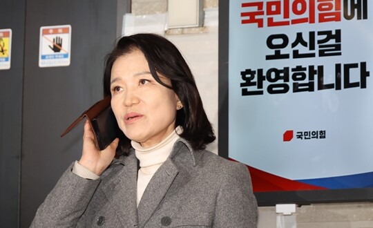 국민의힘 대구시장 후보 경선에서 컷오프된 이진숙 전 방송통신위원장이 3월 24일 서울 여의도 국민의힘 중앙당사에서 기자회견을 앞두고 전화 통화를 하고 있다. 사진=박은숙 기자