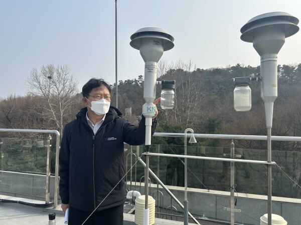 이상진 수도권대기환경청장이 27일 경기도 수원시 신풍동 대기환경측정소를 현장 방문하여 대기질 측정장비를 점검하고 있다. 사진=수도권대기환경청 제공