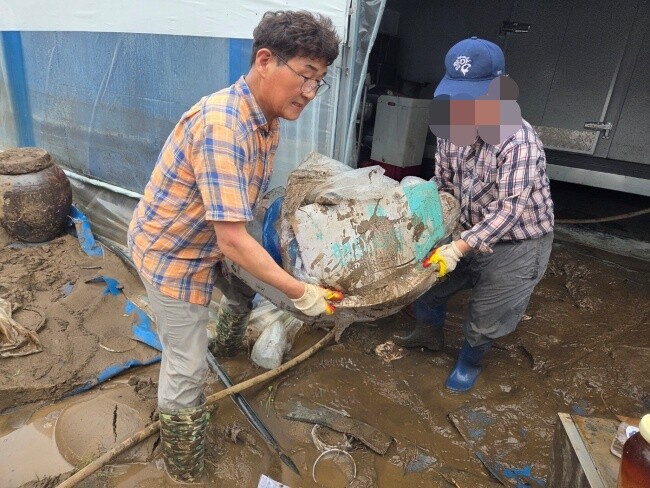 수해복구를 위한 자원봉사에 나선 모습. 사진제공=추선엽 예비후보