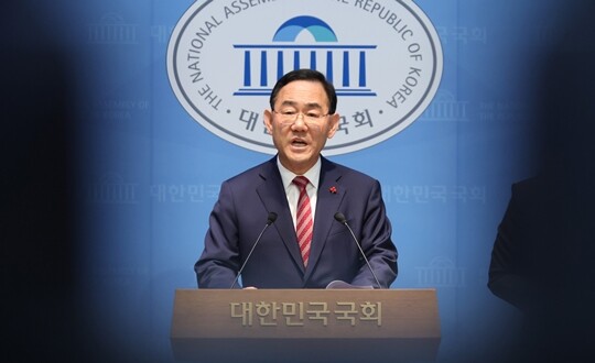 국민의힘 대구시장 후보 경선에서 컷오프된 주호영 의원이 3월 26일 국회 소통관에서 기자회견을 열고 법원에 공천배제결정 효력정지 가처분 신청을 낸 사실을 밝히고 있다. 사진=박은숙 기자