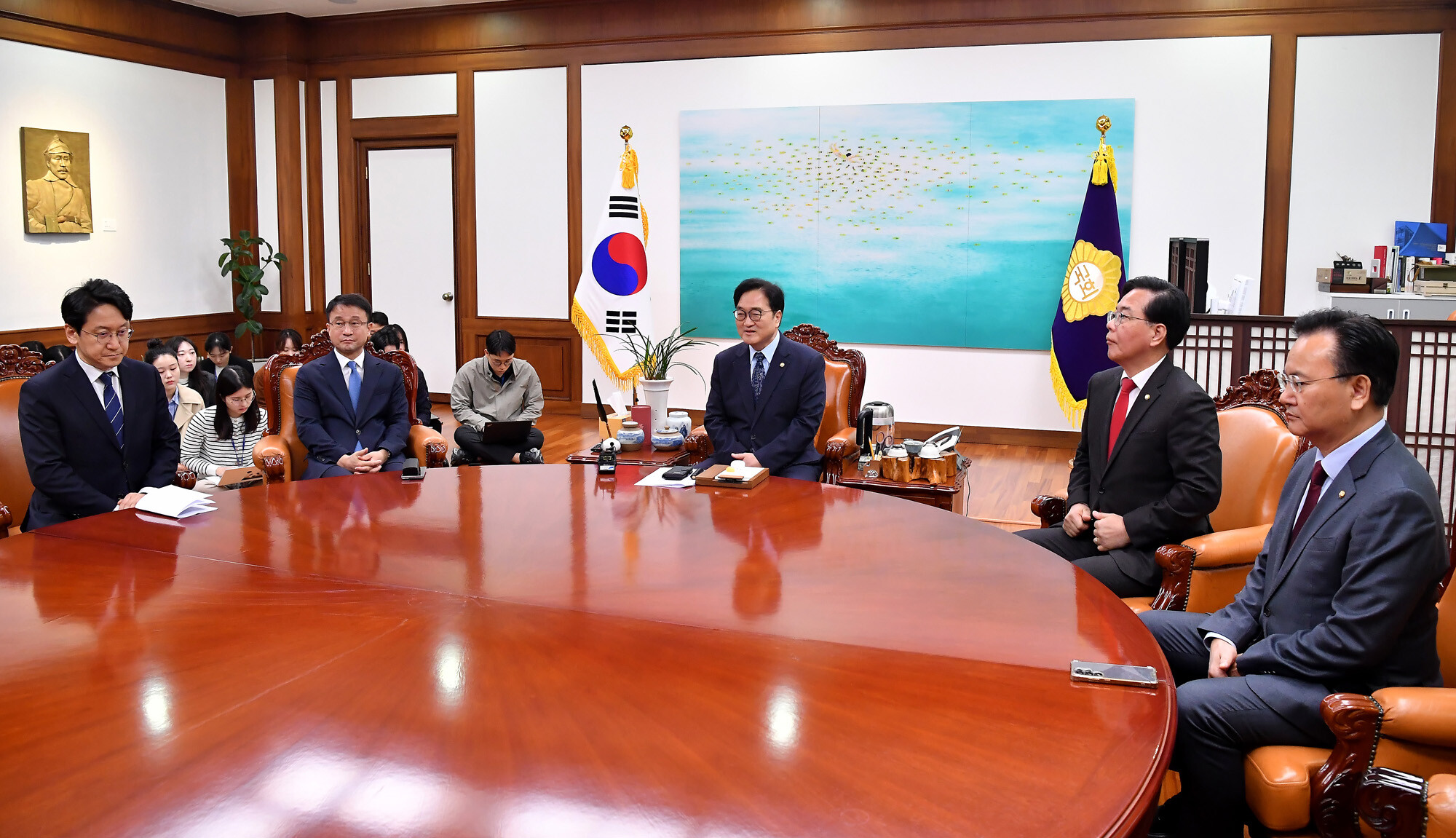 더불어민주당과 국민의힘이 3월 30일 우원식 국회의장 주재로 열린 원내대표·원내운영수석부대표 회의에서 추가경정예산안 심사·처리 일정을 논의했다. 사진=박은숙 기자