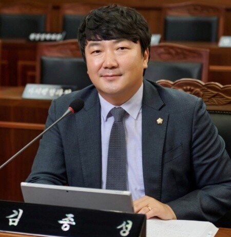 가평군의회 본회의장에서 발언하고 있는 모습.사진제공=가평군의회