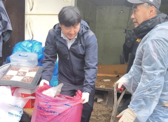 지역 현장에서 환경 정비 활동에 나선 김종성의원.사진제공=가평군의회