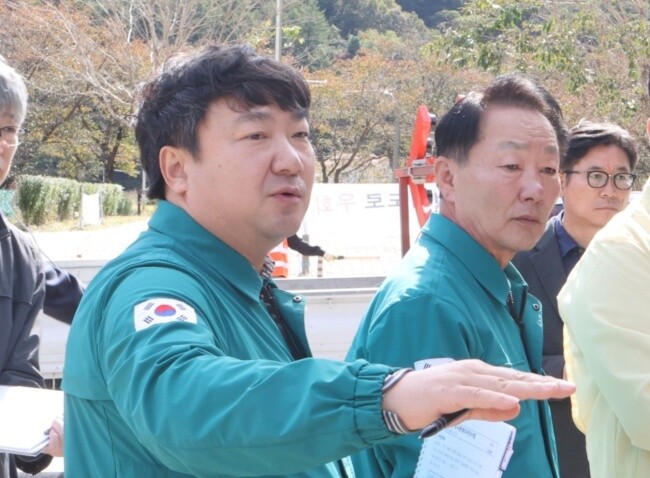 군의원들과 현장을 찾아 점검하며 의견을 청취하고 있는 모습.사진제공=가평군의회