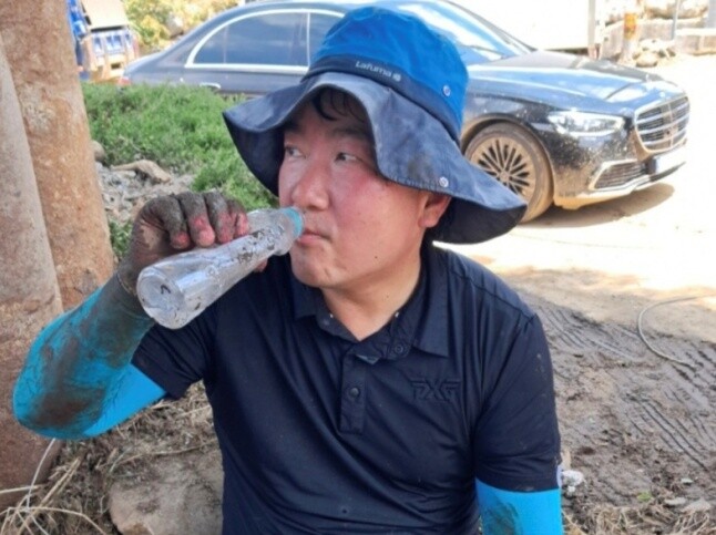 지난해 발생한 수해현장에서 휴식을 취하고 있는 모습.사진제공=가평군의회