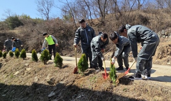 축산농가 방취림 조성사업 진행 장면. 사진=경남농협 제공