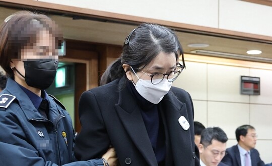 지난해 12월 3일 열린 도이치모터스 주가조작과 통일교 금품수수 등 혐의에 대한 결심공판에 김건희 씨가 법정으로 들어오고 있다. 사진=사진공동취재단