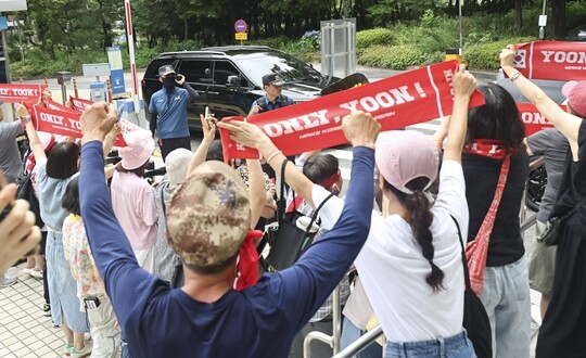지난해 7월 서울 서초구 서울중앙지법에 모인 ‘윤 어게인’ 지지자들. 사진=박정훈 기자