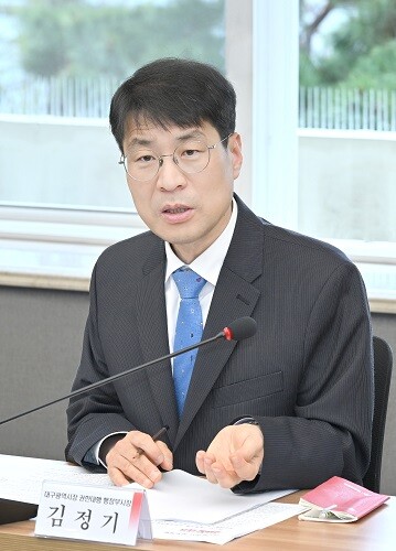 김정기 대구시장 권한대행이 31일 대구시청 산격청사에서 중동 상황에 따른 현황과 대책에 대해 논의하고 있다. 사진=대구시 제공
