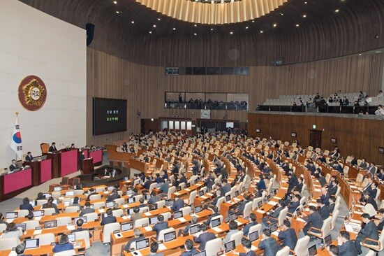 공직선거법에 따르면 국회의원이 4월 30일까지 사퇴하면 지방선거와 동시에 보궐선거가 치러진다. 국회 본회의장. 사진=이종현 기자