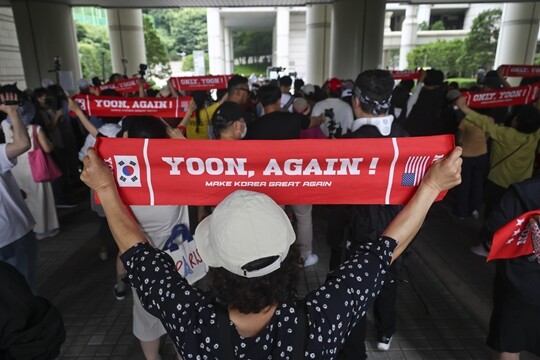 윤석열 전 대통령의 내란 우두머리 혐의·직권남용 권리행사 방해 혐의 사건 9차 공판이 열린 지난해 7월 3일 서울중앙지법에 지지자들이 모여 윤석열 대통령을 외치고 있다. 사진=박정훈 기자