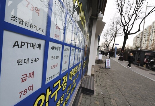 연일 정부 다주택자 압박이 계속되는 가운데 서울 강남구 압구정 현대아파트 인근 공인중개사 사무소에 가격을 낮춘 급매 매물 정보가 붙어 있다. 사진=박정훈 기자