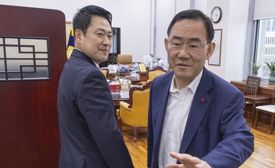 장동혁 국민의힘 대표가 3월 31일 6·3 지선 국민의힘 대구시장 경선 후보에서 컷오프돼 법원에 효력정지 가처분을 신청한 주호영 국회부의장을 만나기 위해 주 부의장의 집무실로 들어서고 있다. 사진=연합뉴스