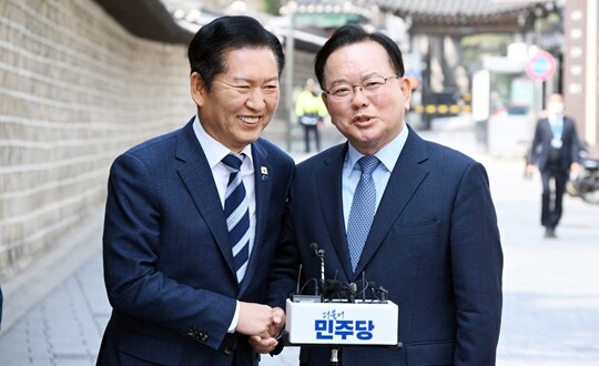 정청래 더불어민주당 대표와 김부겸 전 국무총리가 3월 26일 서울 중구 한 식당에서 회동한 뒤 회동 내용에 관해 설명하고 있다. 사진=국회사진기자단