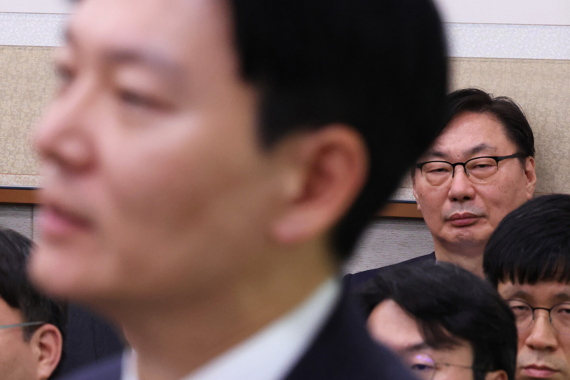 2025년 10월 23일 국정감사에서 박상용 검사가 의원 질의를 받고 있는 가운데, 이화영 전 경기도 평화부지사가 답변을 듣고 있다. 사진=박은숙 기자