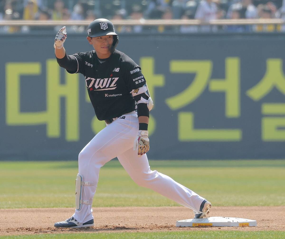 KT 내야수 이강민은 개막전부터 3안타 경기를 치른 이후 개막 첫 5경기 타율 0.450을 기록했다. 사진=연합뉴스