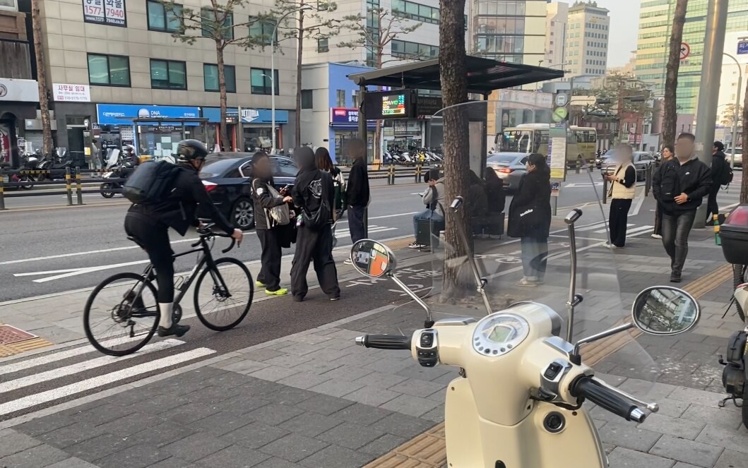 서울 중구 퇴계로5가 버스정류장. 자전거도로에 서서 버스를 기다리던 시민이 자전거 1대가 빠르게 접근하자 급히 몸을 피하고 있다. 사진=김재은 인턴기자