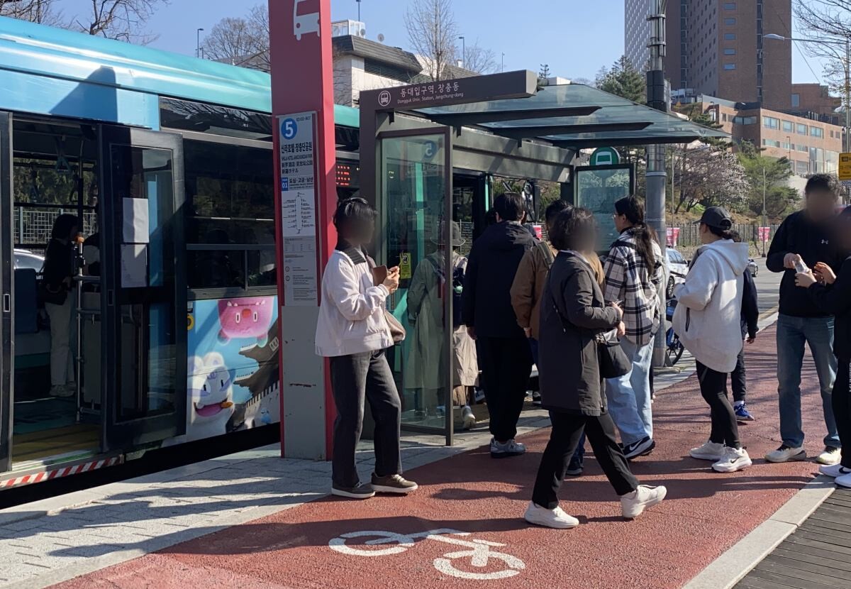 서울 중구 동대입구역 주변 버스정류장. 버스에 타고 내리는 승객과 대기 승객이 모두 자전거도로 위에 서있다. 사진=김재은 인턴기자