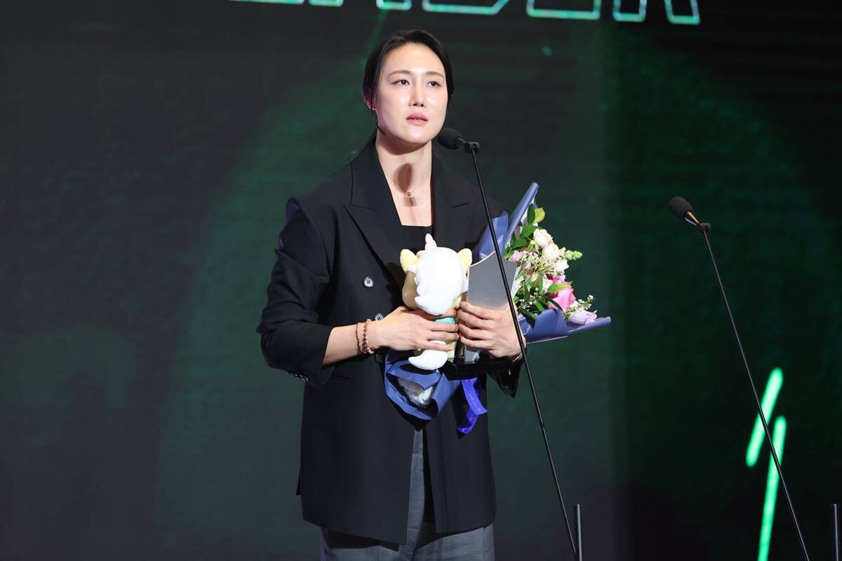 선수로서 마지막 정규리그 일정을 마친 부천 하나은행 김정은은 이어진 시상식에서 특별상을 수상했다. 사진=연합뉴스