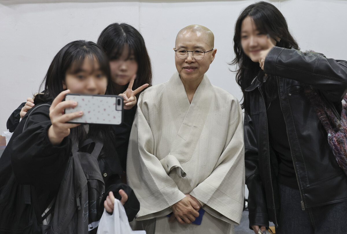 넷플릭스 '흑백요리사'에 출연한 선재 스님이 관람객들과 기념 촬영을 하고 있다. 사진=박정훈 기자