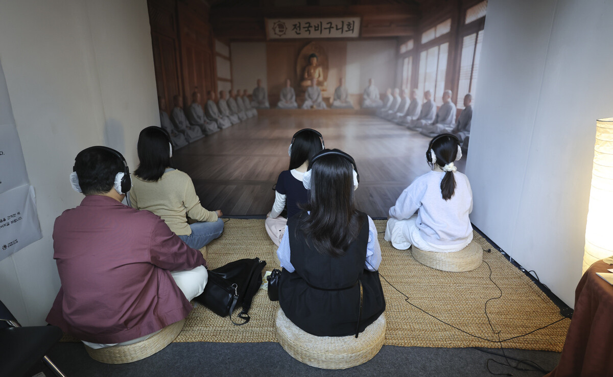 '번뇌를 잠시 잊고…' 명상 코너에도 발길이 끊이지 않았다. 사진=박정훈 기자
