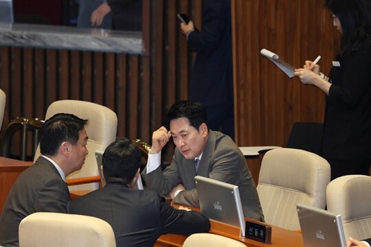 4월 2일 서울 여의도 국회 본회의장에서 국민의힘 장동혁 대표가 동료의원들과 얘기를 나누고 있다. 사진=이종현 기자